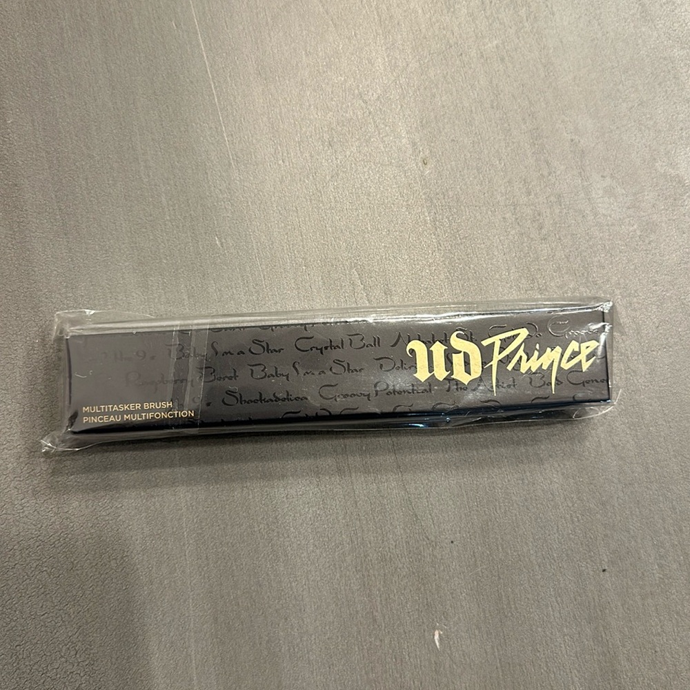 NEW - URBAN DECAY X PRINCE MULTITASKER BRUSH
Limited-Edition